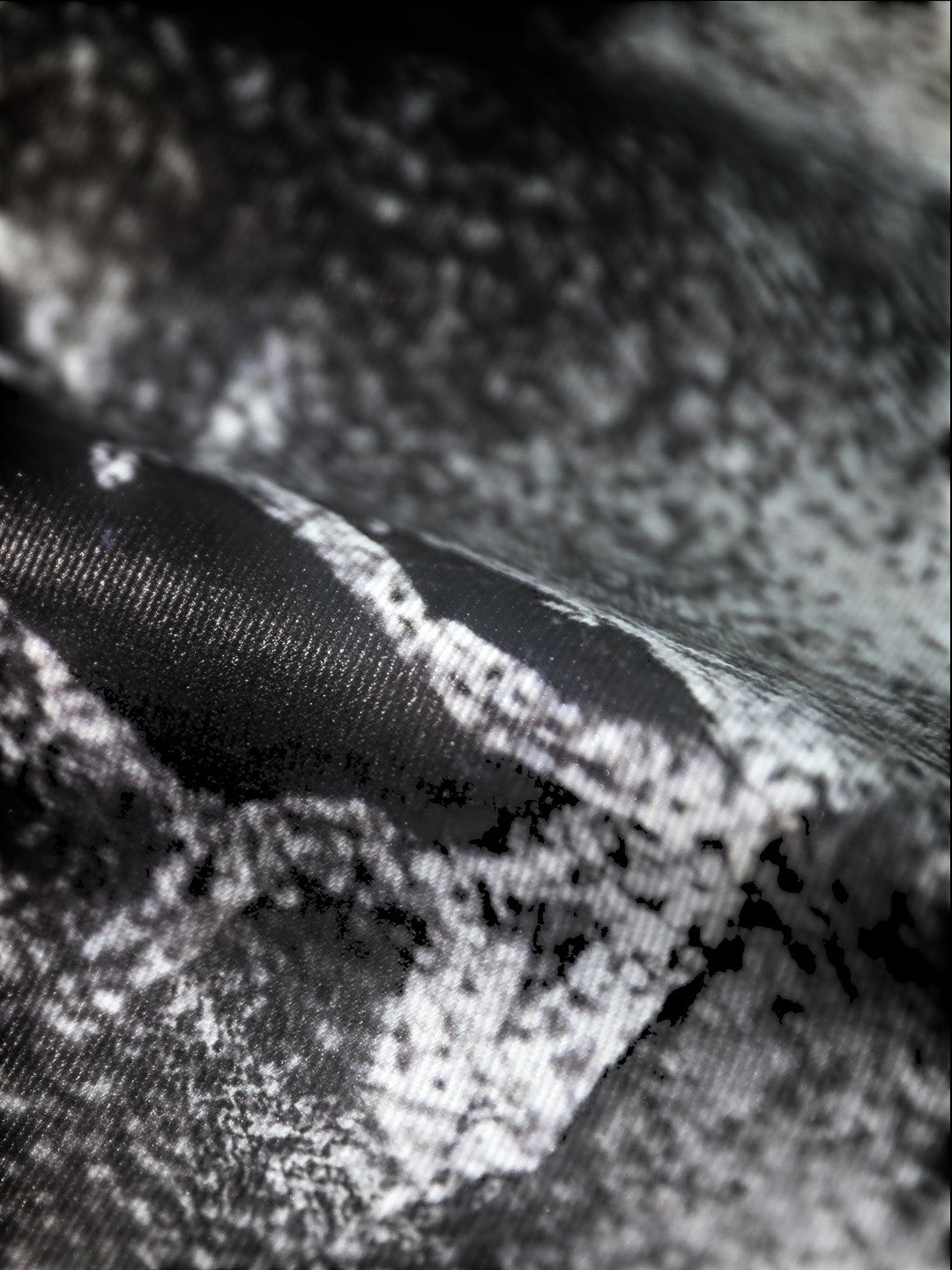 SERONINE SER-MIM1 Snake-Print Distressed Wide-Leg Jeans - snake-print fabric close-up