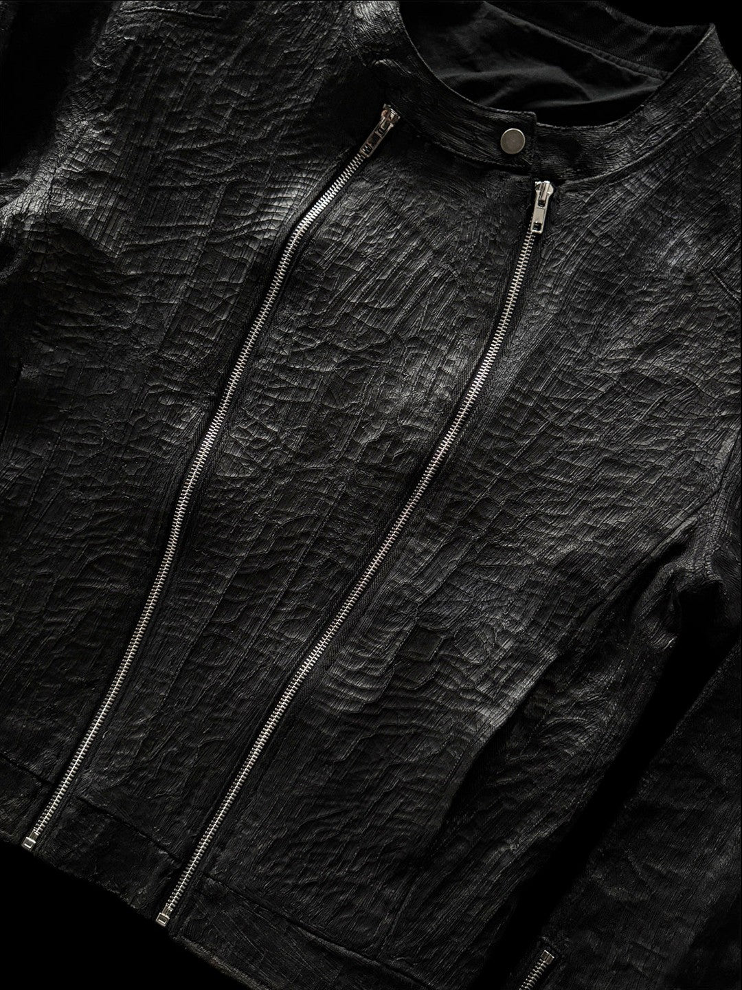 SERONINE CTX-51 Waxed Texture Crackle Double-Zip Jacket - neckline and zipper detail
