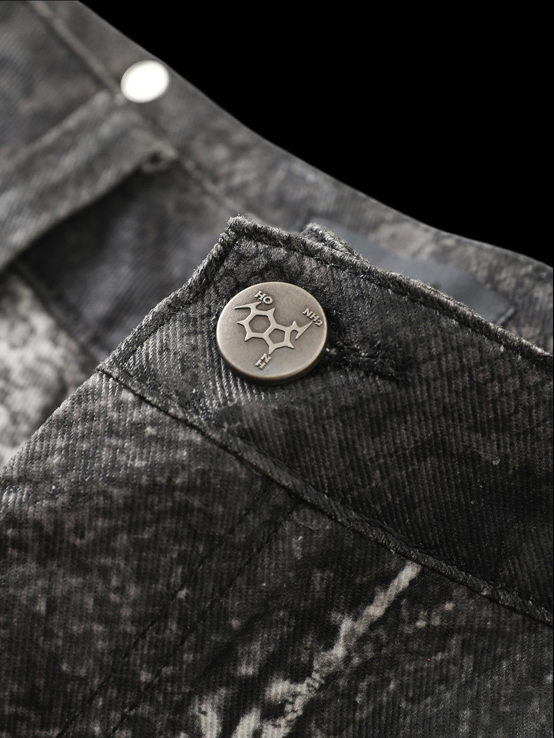 SERONINE SER-MIM1 Snake-Print Distressed Wide-Leg Jeans - waist button and rivet detail
