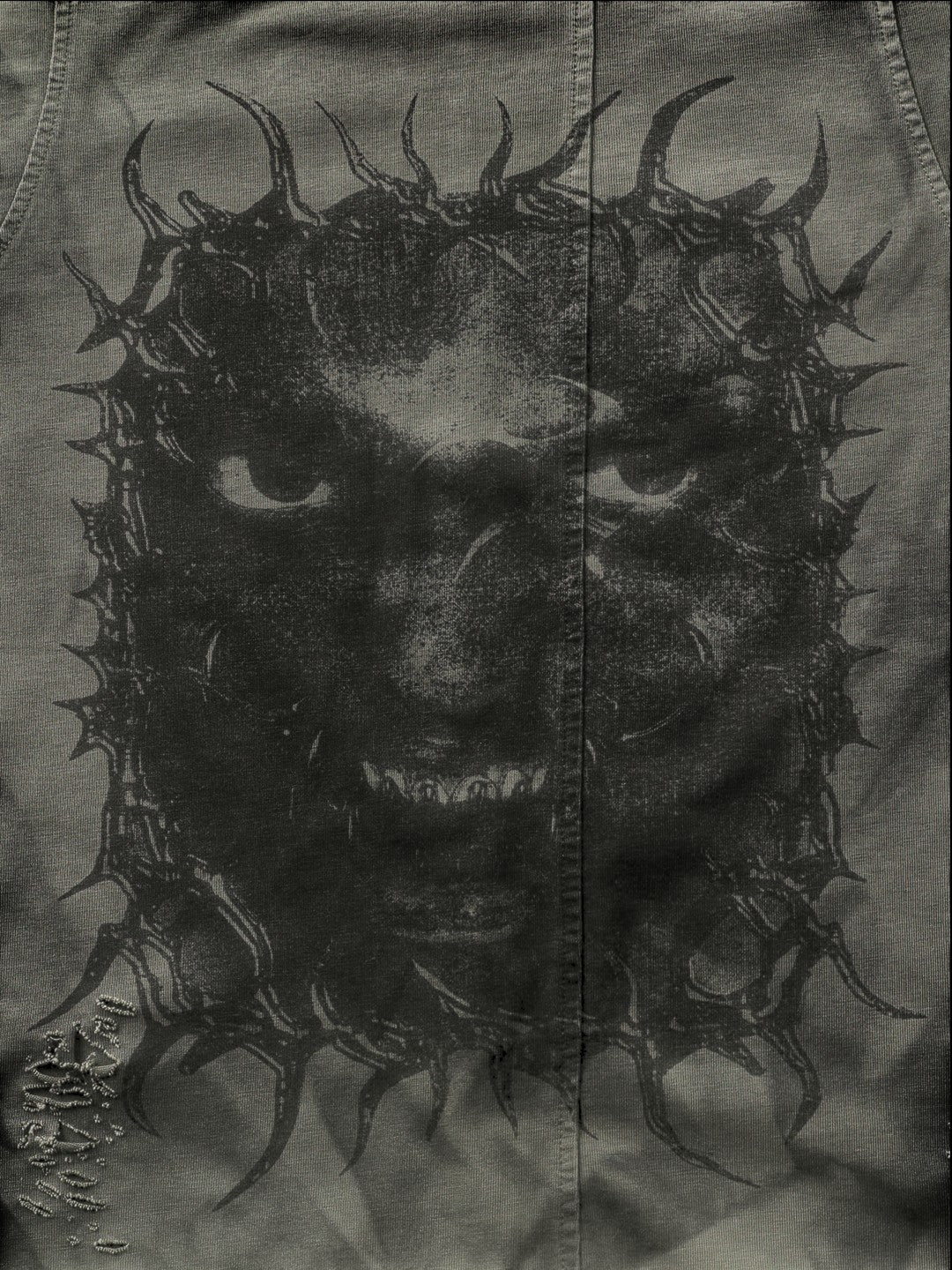SERONINE SER-RAG3 Thorn Mutant Distressed Graphic Tee - thorn face print detail