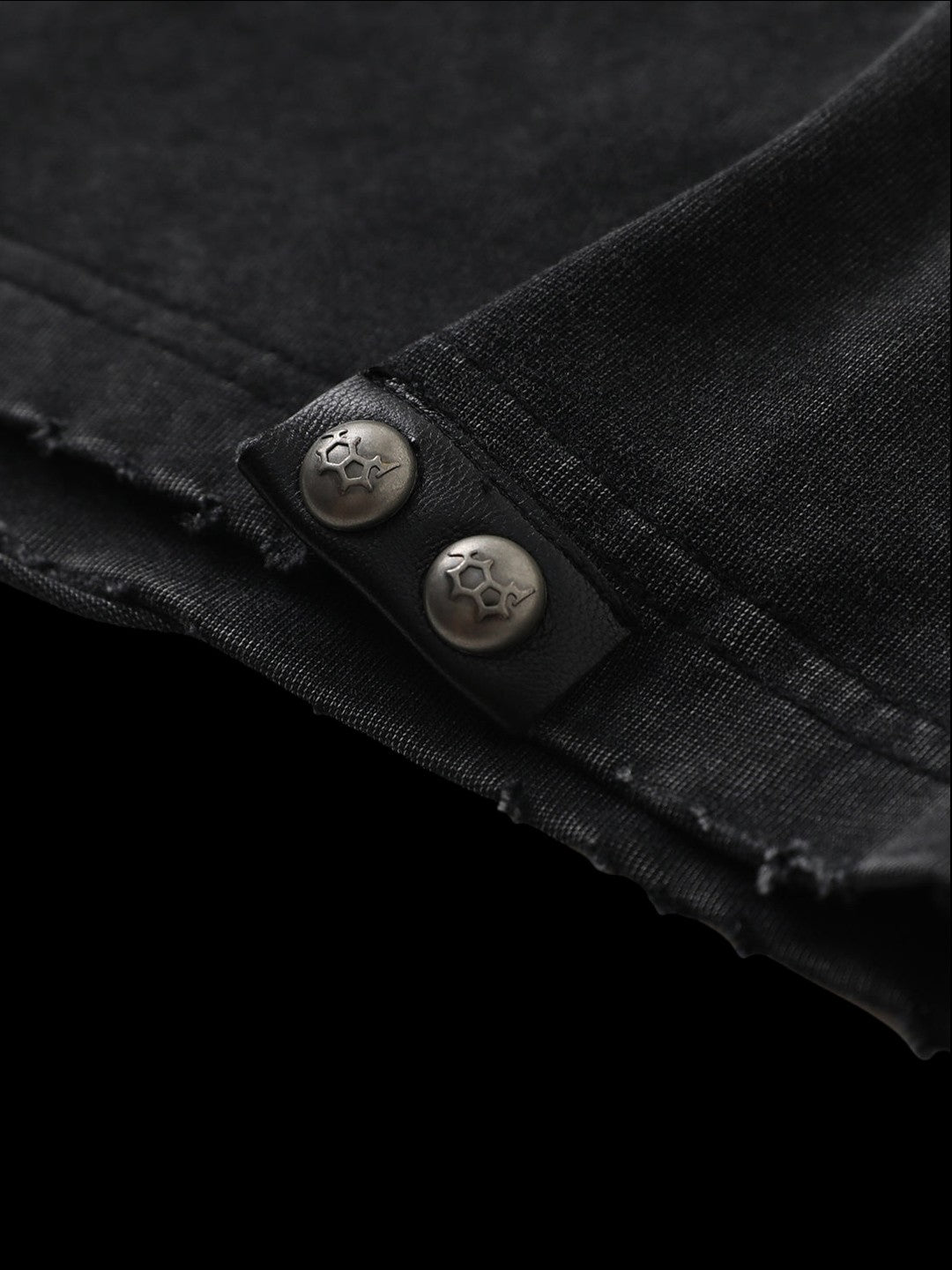 SERONINE SER-OBS3 Laceration Observer Cutout Graphic Tee - hem tab and rivet detail